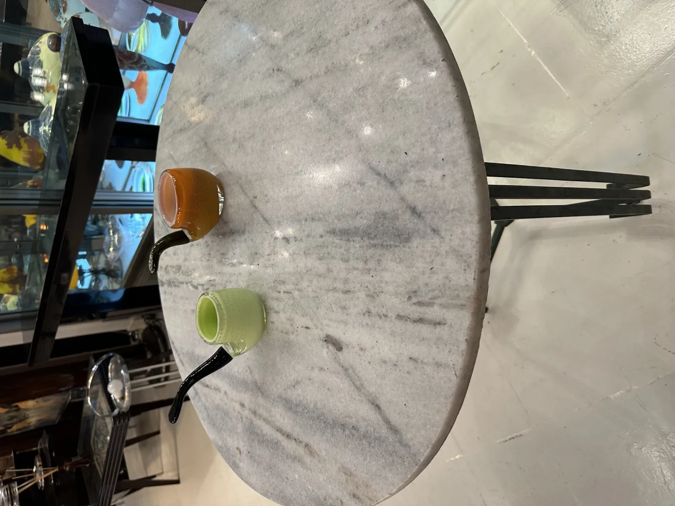 dois jarros de cristal de Murano antigos sobre uma mesa redonda