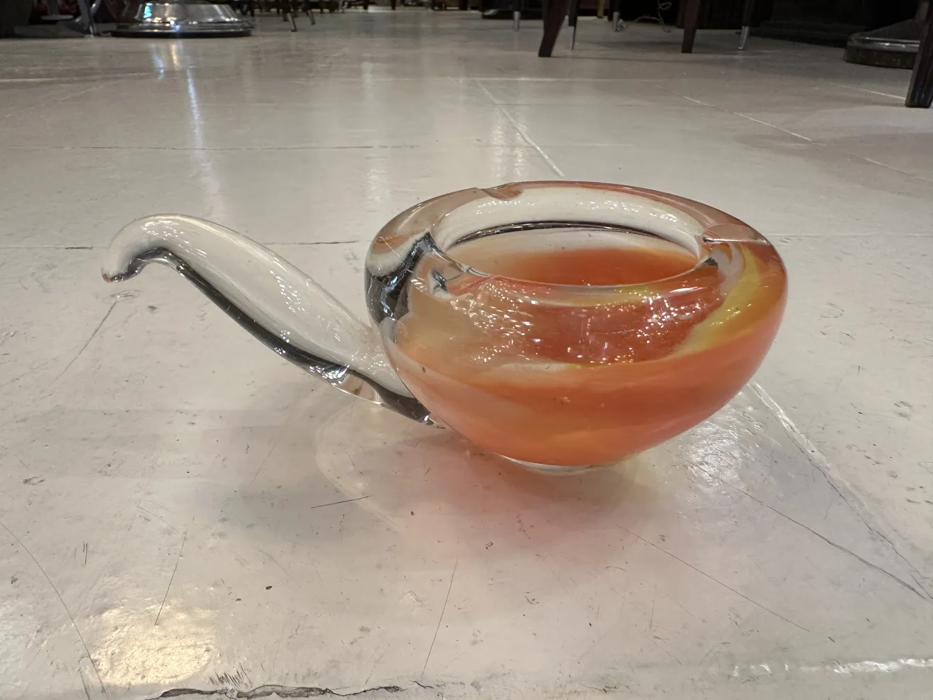 peça antiga de cristal de murano com cores sutis e forma elegante