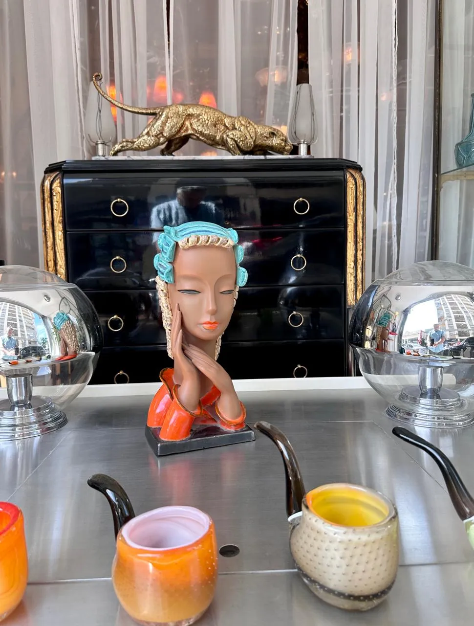 busto y jarras de cristal de murano en ambiente vintage