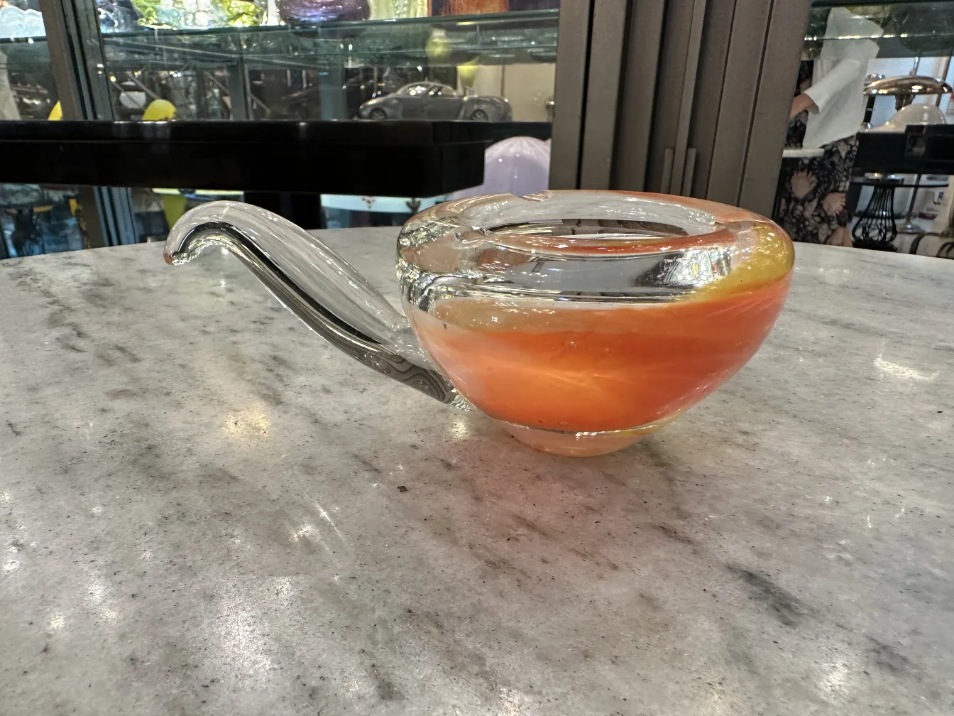 elegante cristal de murano en tonos rosados y amarillos, con un hermoso diseño curvado