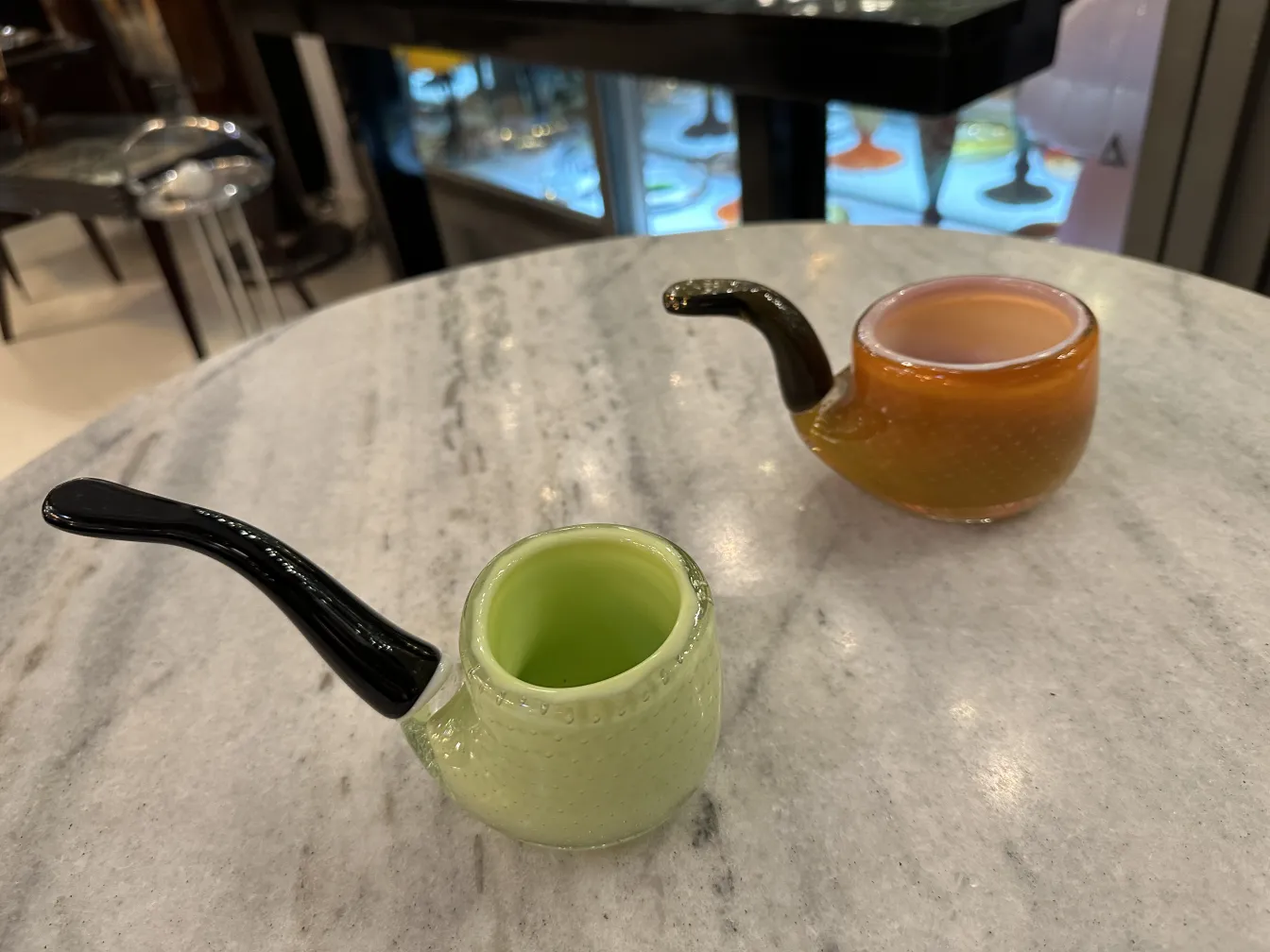 antica pezzo di vetro di murano in colori tenui, ambiente elegante