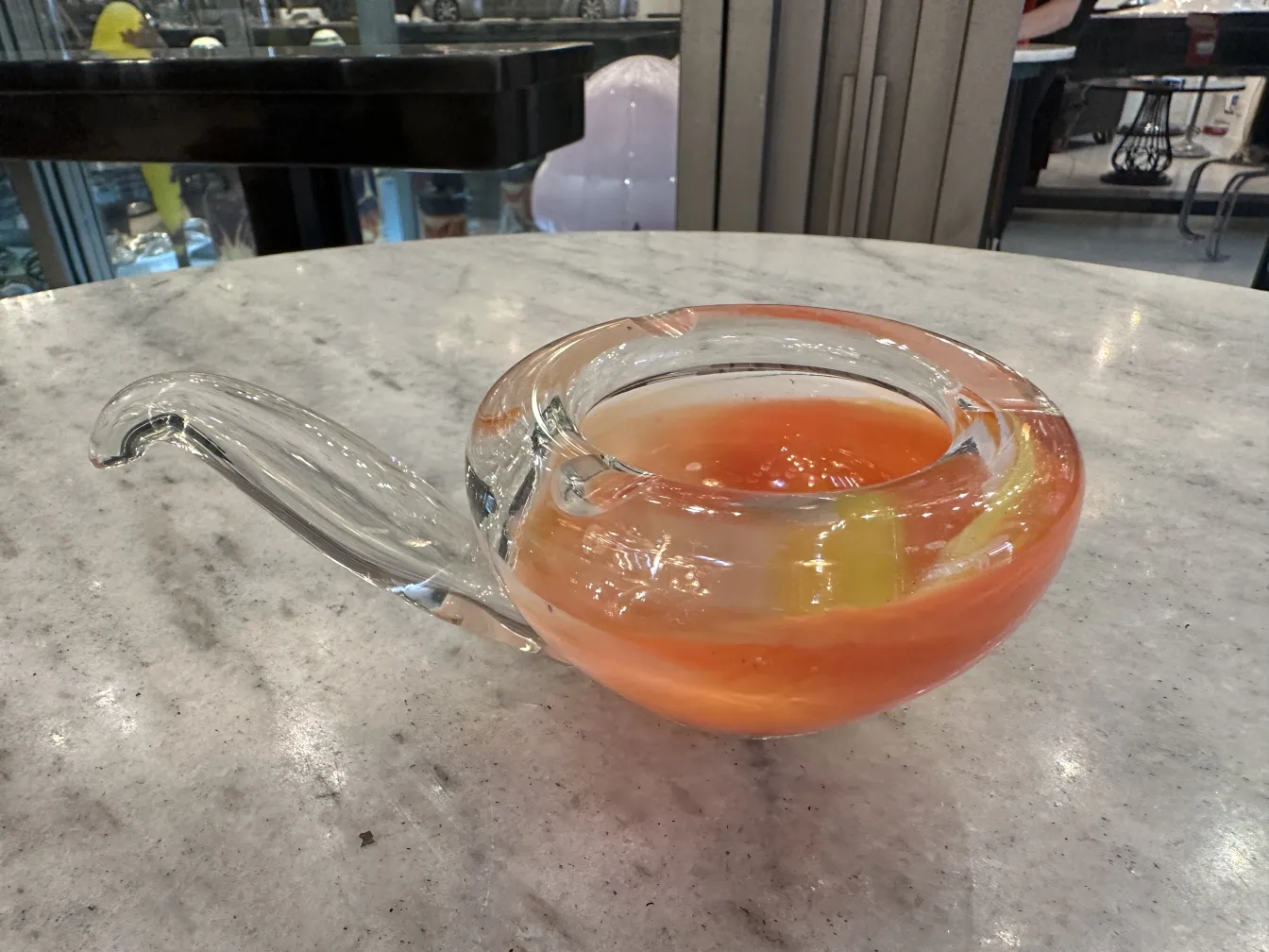 vaso antigo de cristal de murano em tons de laranja e amarelo, decorado em um ambiente elegante