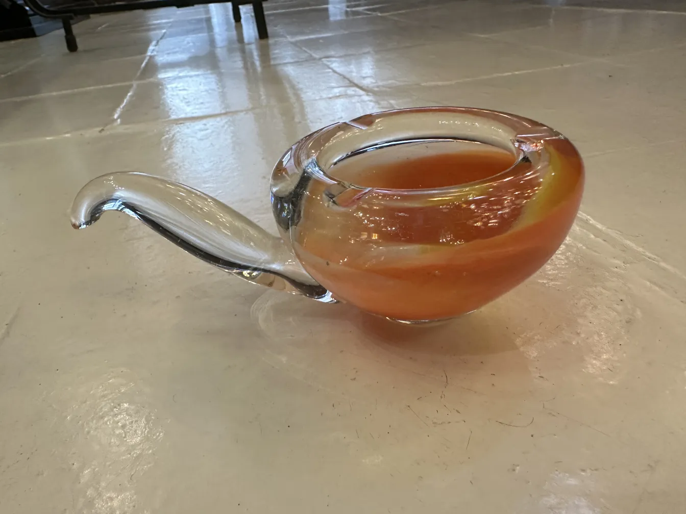ancienne pièce de cristal de murano orange avec des formes ondulées dans un cadre apaisant