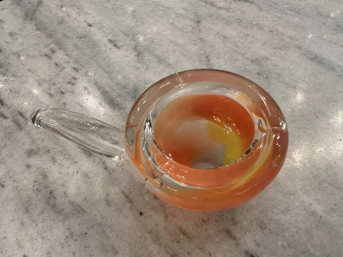 고대 무라노 유리의 생생한 색상의 위쪽 보기