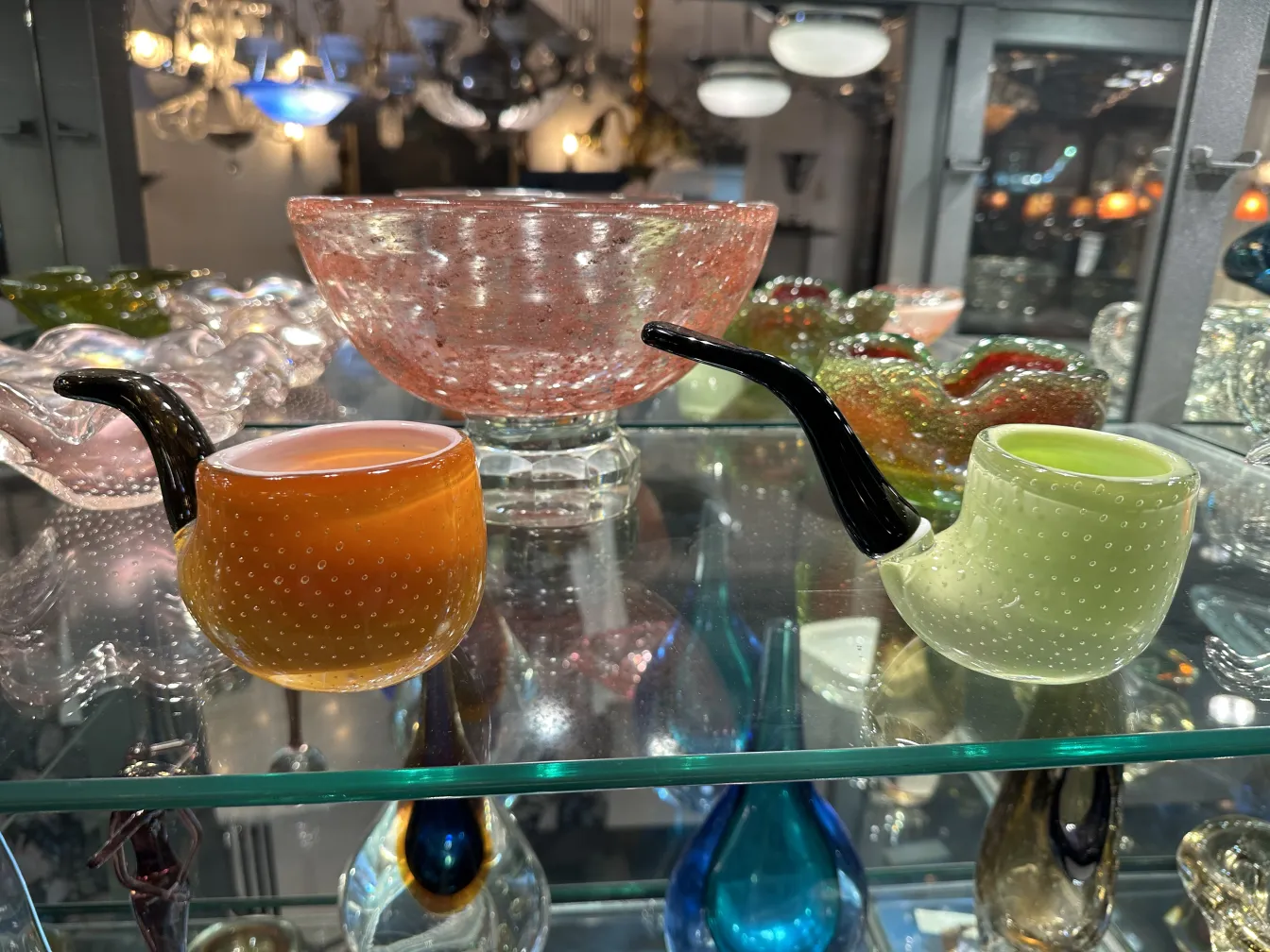 vasos antigos de cristal de murano em cores vibrantes