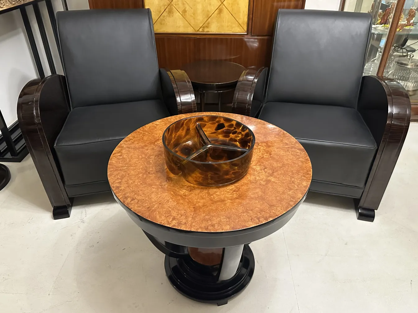 Cristal de Murano décoratif sur une table avec des fauteuils