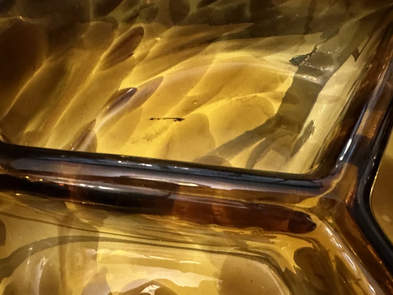 Cristal de Murano antigo, cor âmbar com padrões fluídos