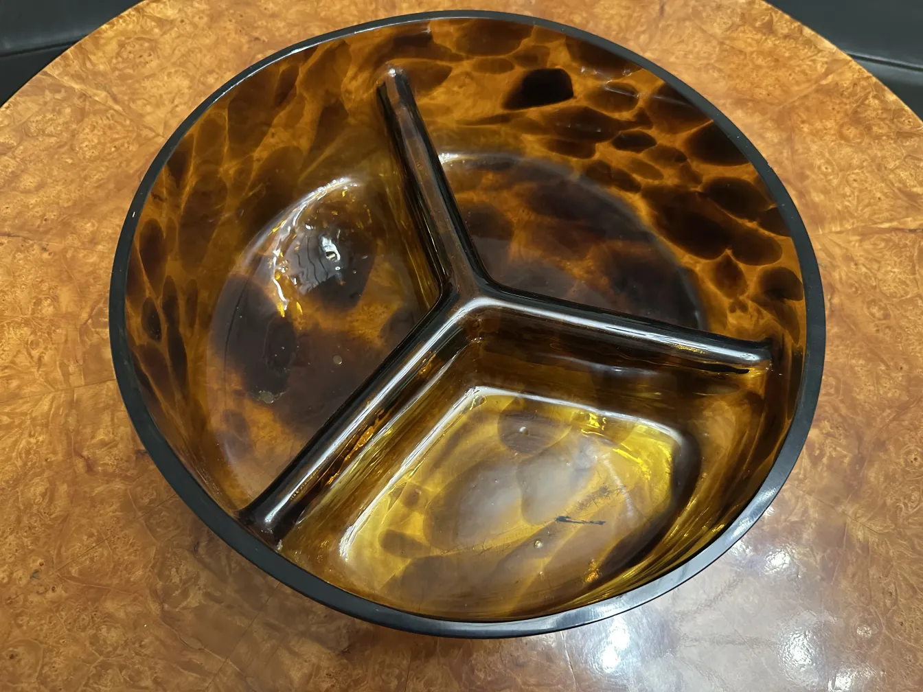 vetro di Murano decorativo antico a forma di piatto diviso, colore ambra brillante, ambiente elegante