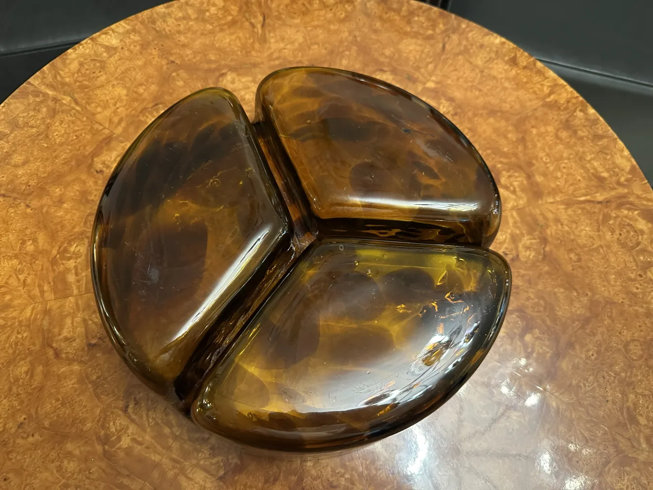 pièce en cristal de murano aux tons ambre, forme élégamment courbée