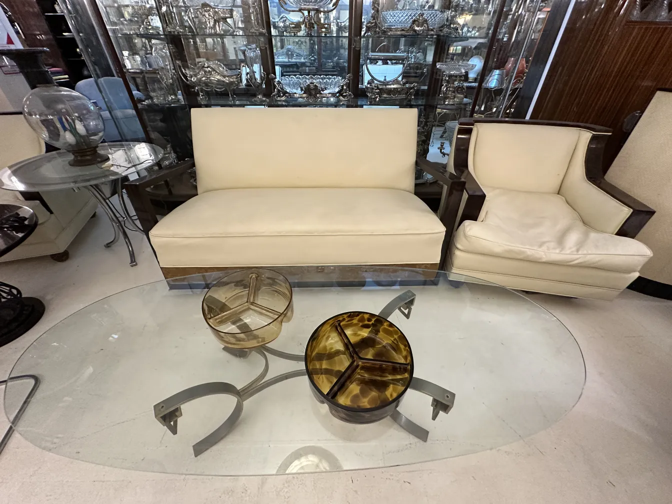 Cristal de Murano antigo, decorativo, em tons claros e elegantes, ao redor de moveis