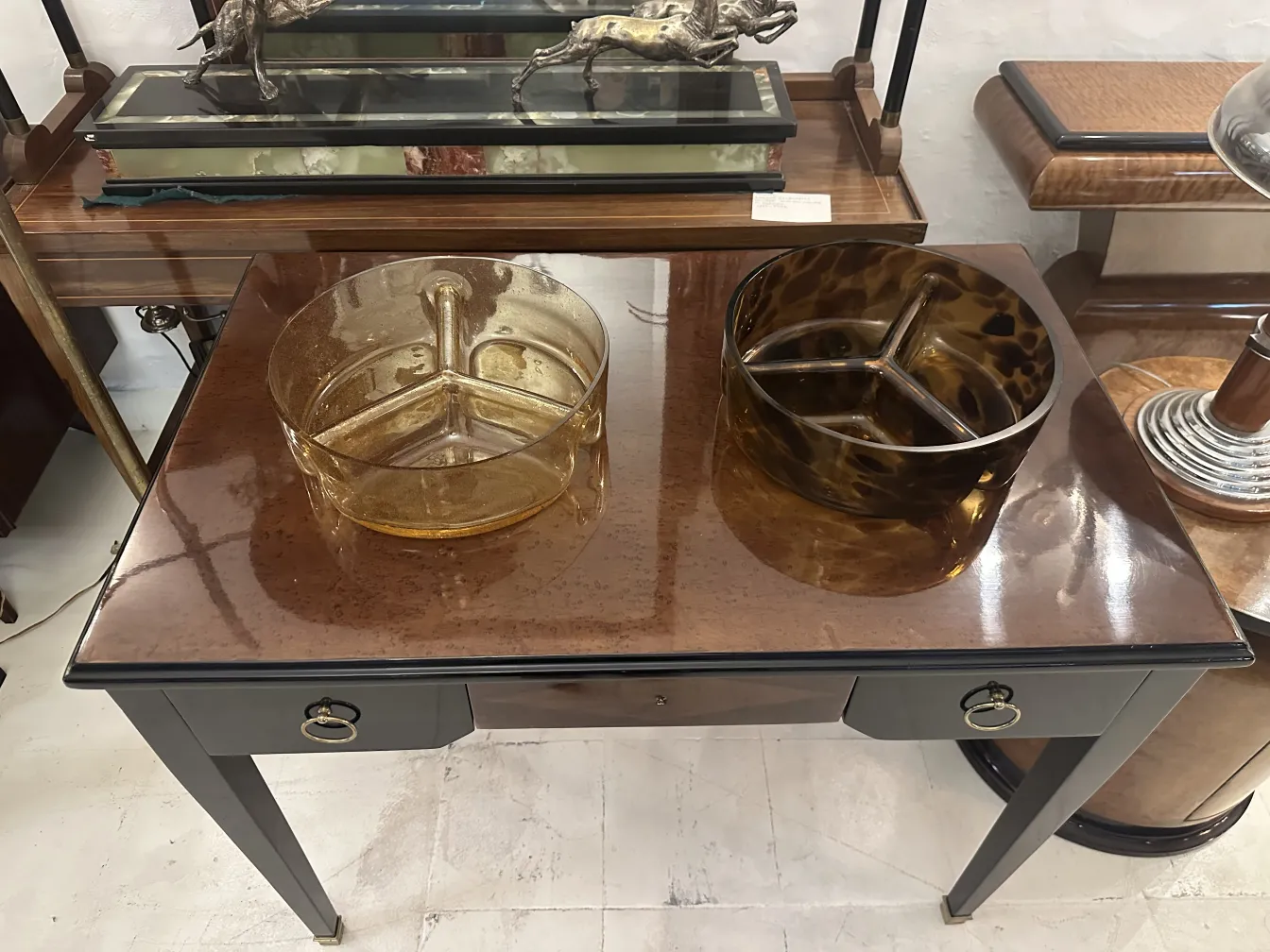 dos cuencos de cristal de murano en tonos ámbar sobre una mesa antigua