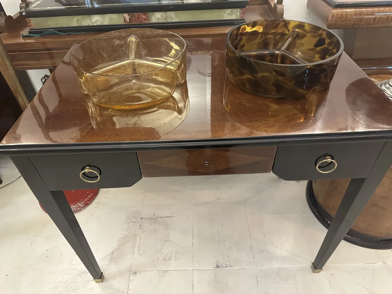 duas tigelas de cristal antigo de Murano sobre uma mesa