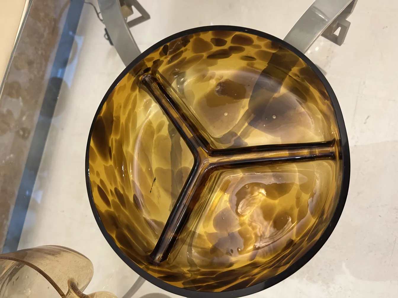 노란색이 혼합된 무라노 유리 장식 접시