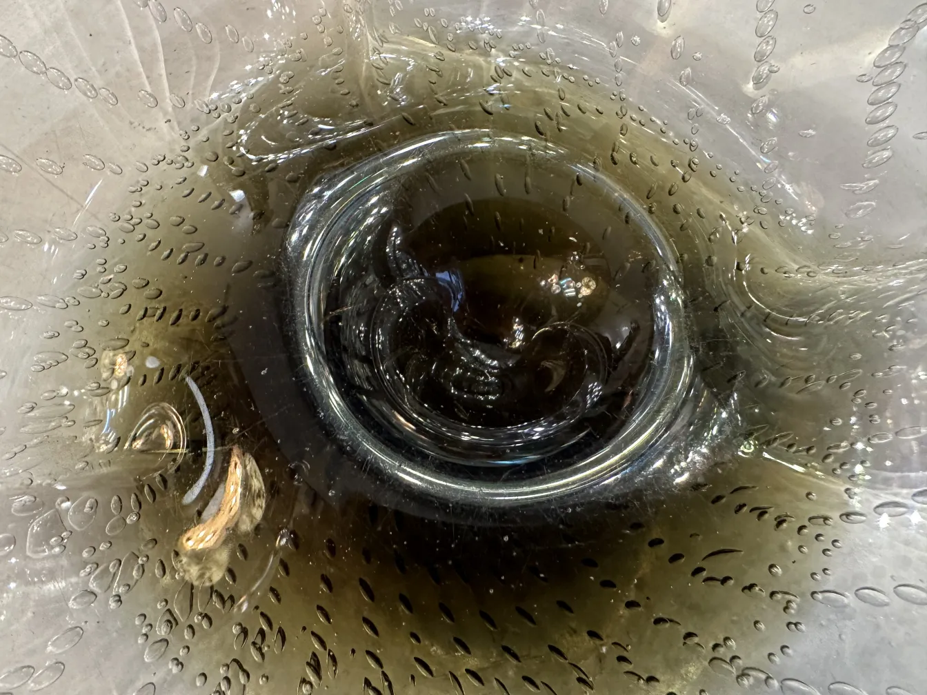 Gros plan d'un ancien cristal de Murano avec des formes et des bulles.