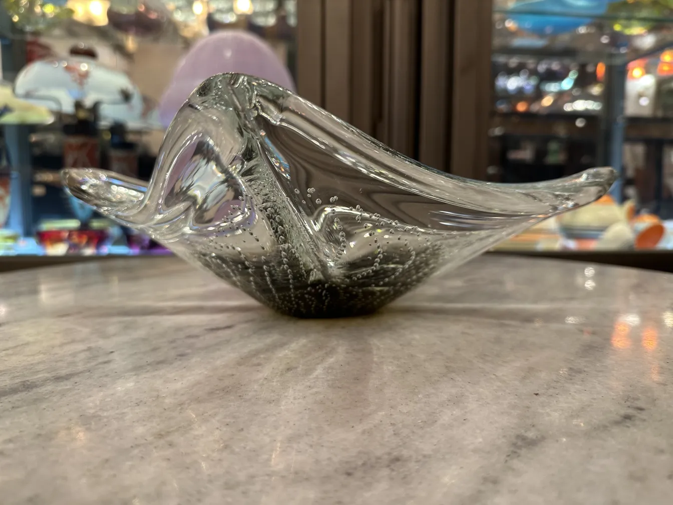 قطعة ديكور قديمة بتصميم مموج وفقاعات