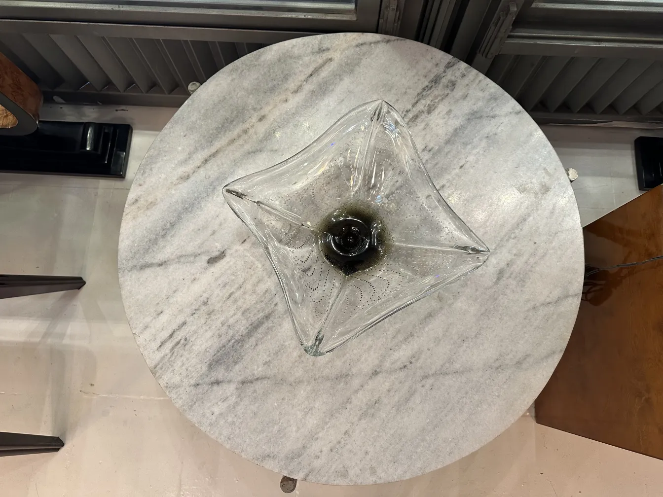 Antike Murano-Glas-Sternvase auf einem Marmortisch.