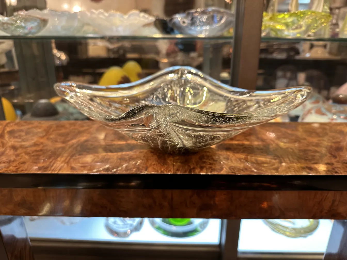 tigela de cristal de murano com formas fluidas e superfície brilhante