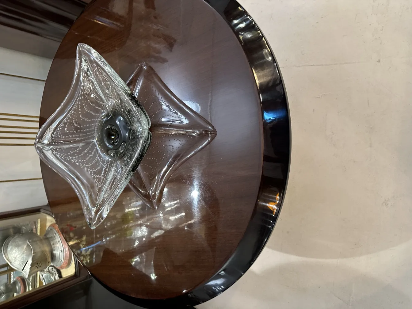 Ancien cristal de Murano sur une table élégante