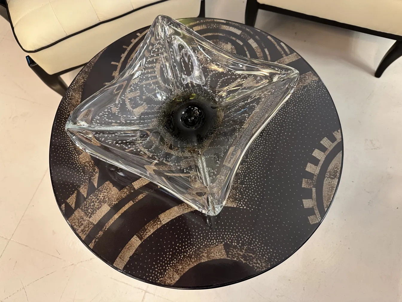 murano-glas in sternform auf dekorativem tisch