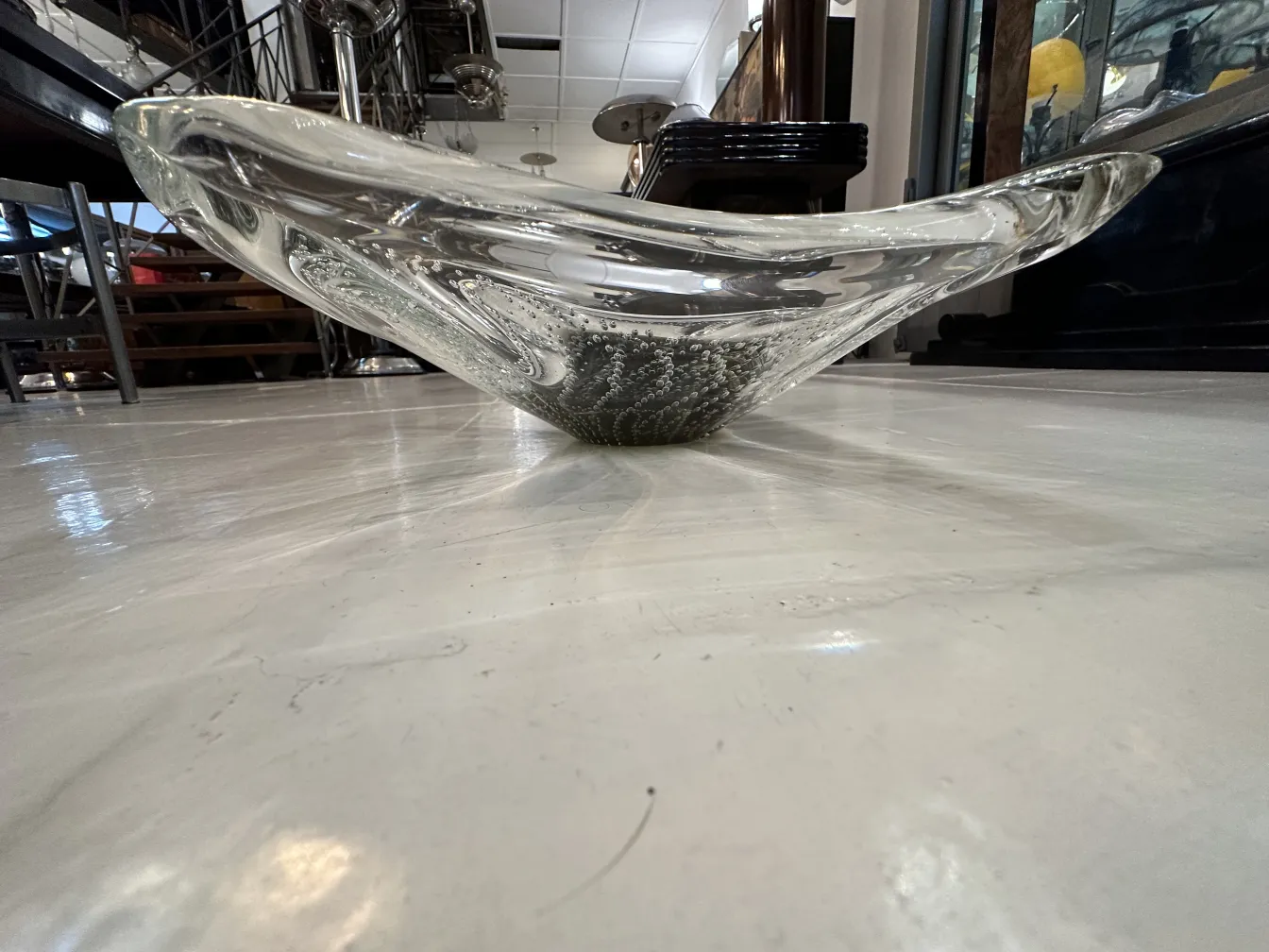 schöne antike dekorative murano-glas-schale in gewellter form