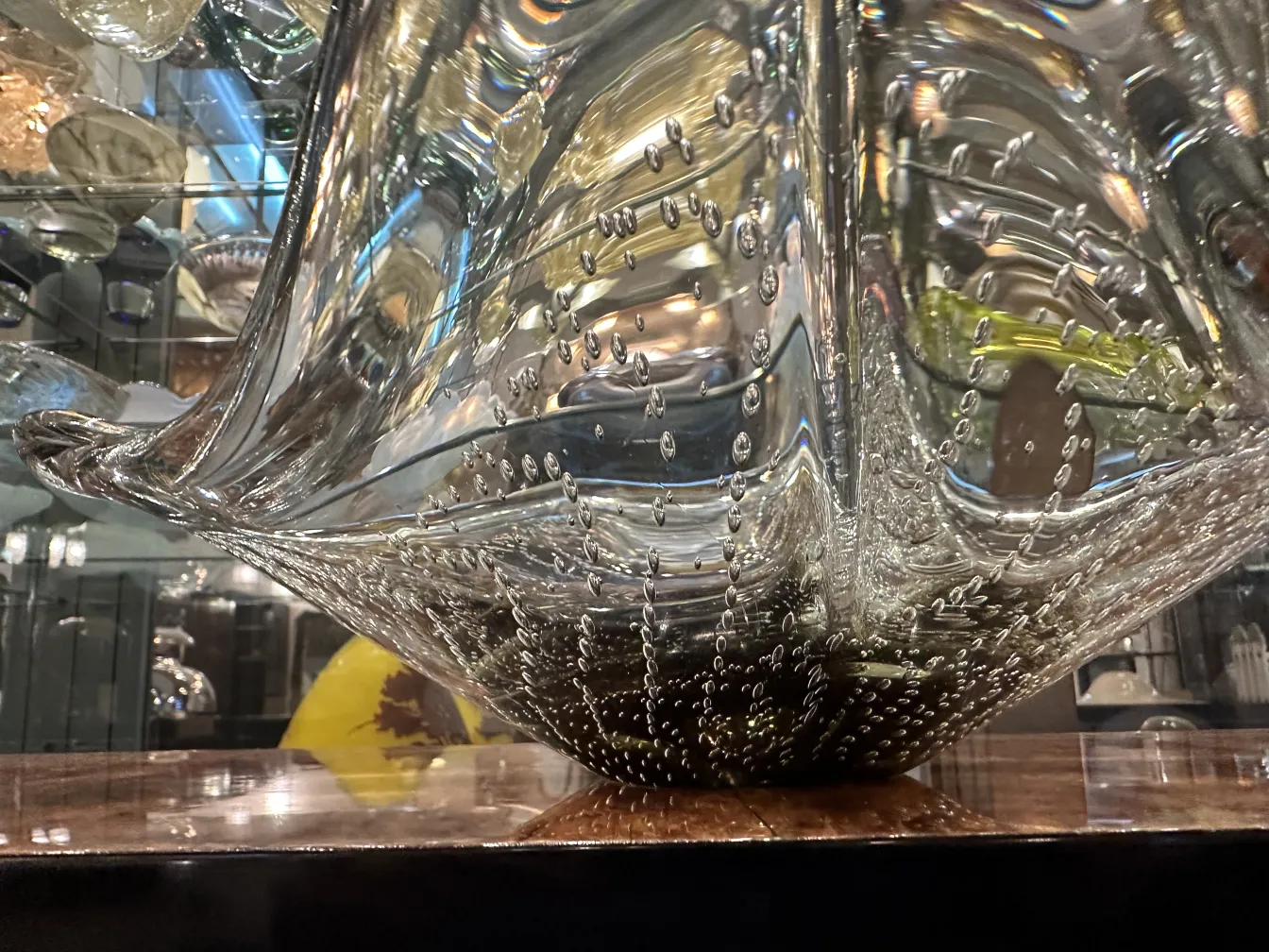 pezzo decorativo in vetro di murano con bolle brillanti su sfondo chiaro