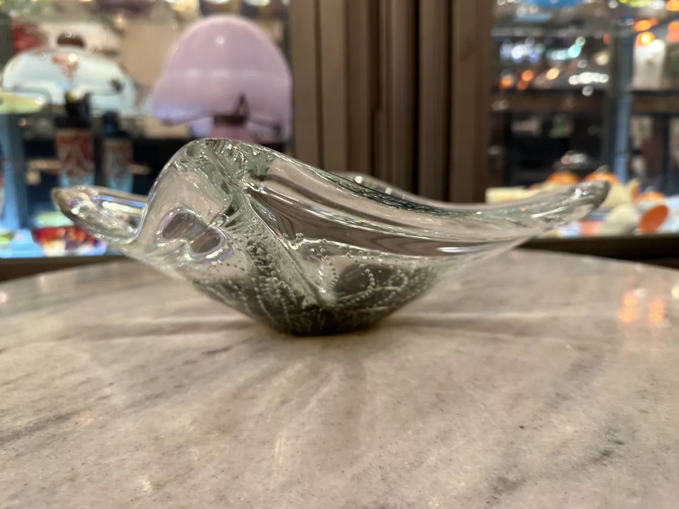 漂亮的古老穆拉诺玻璃在桌子上的流线型