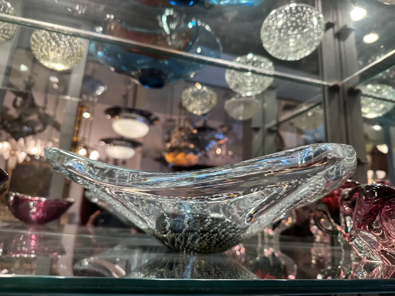 gebogenes dekoratives gefäß aus murano-glas mit blasen