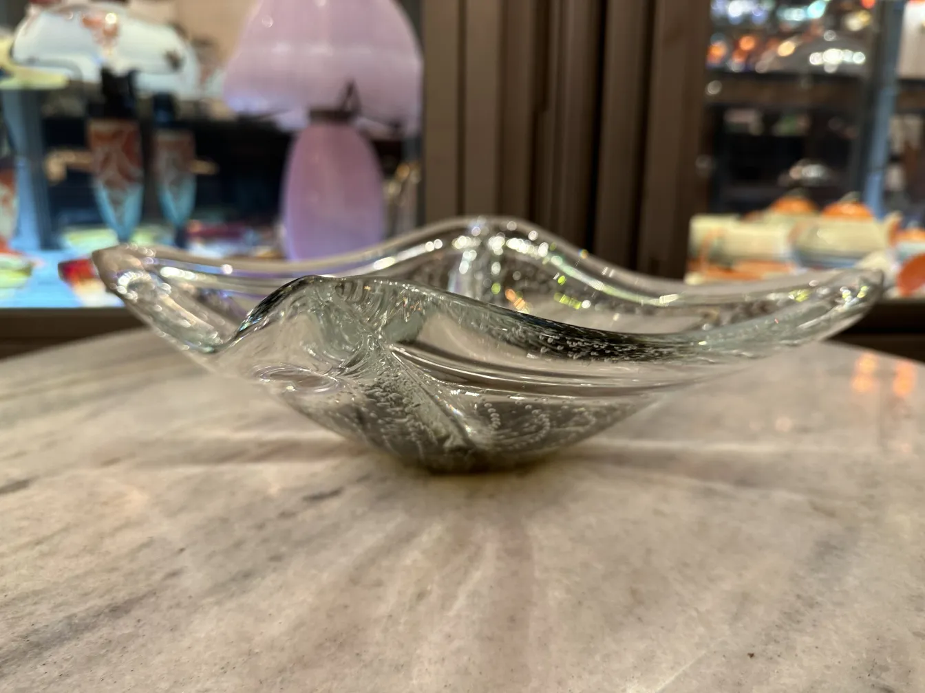 弯曲的穆拉诺玻璃盘，带有清晰的细节