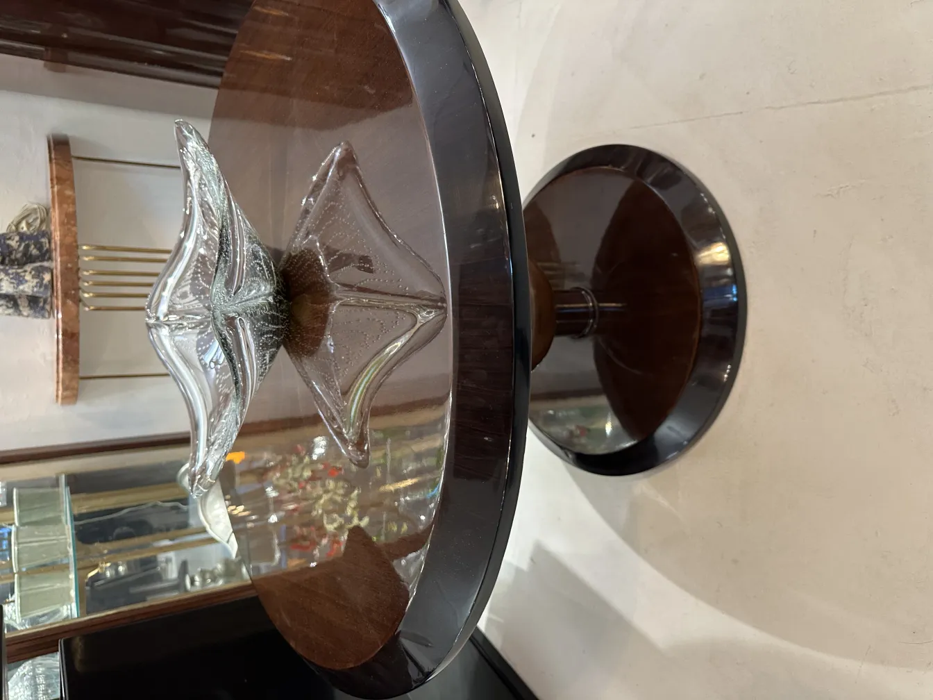 dekoraives antikes murano-glas auf einem tisch