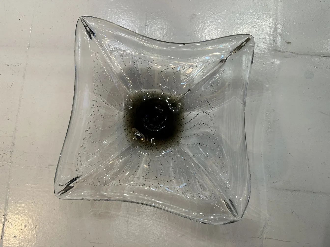 antike quadratische murano-glas schüssel mit wellenförmigem design und blasen