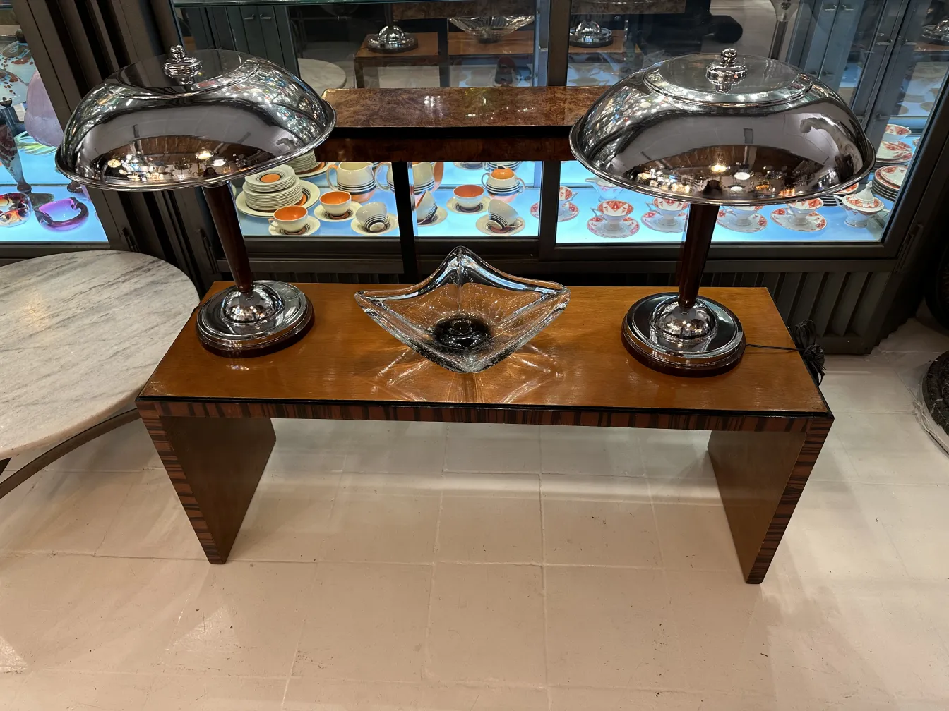 peça decorativa antiga de cristal de murano com forma elegante em um ambiente clássico