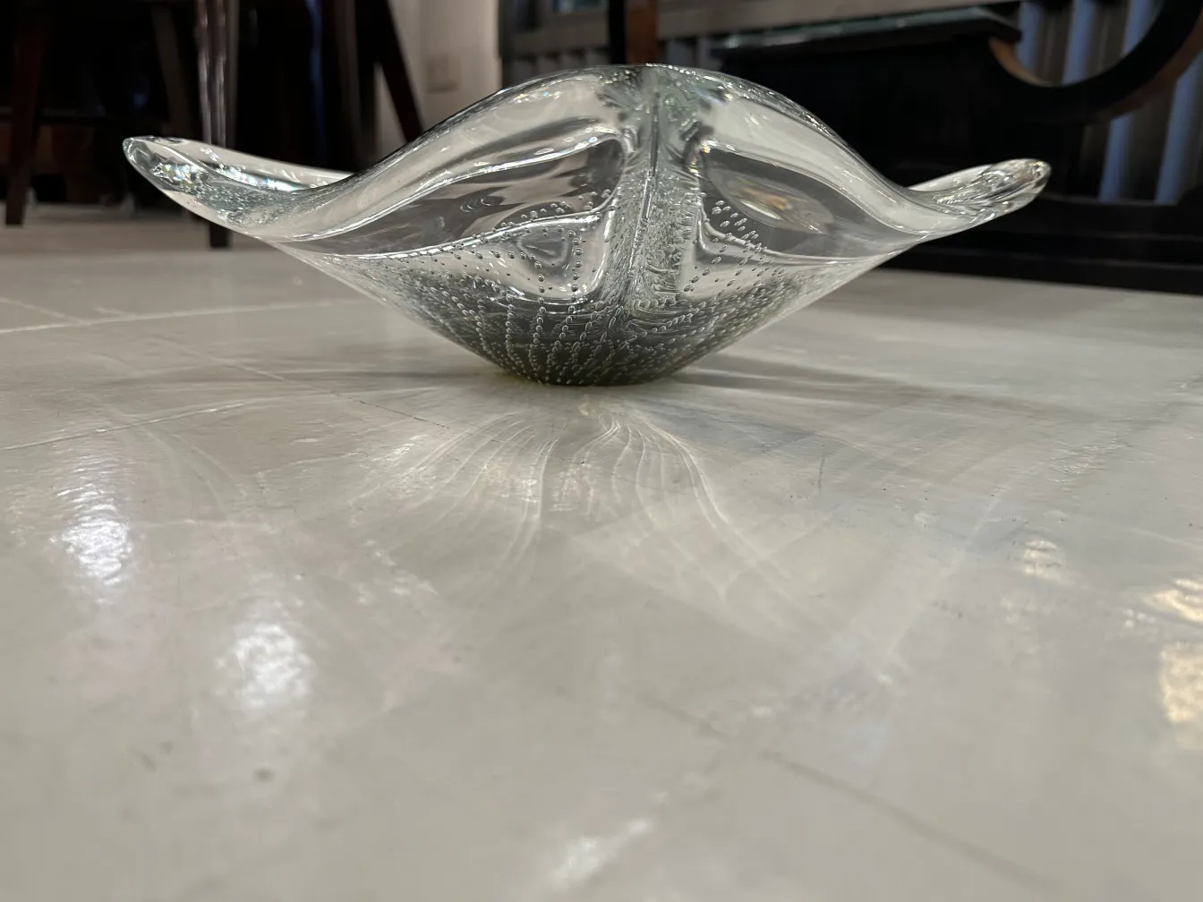 优雅的穆拉诺玻璃具有独特的形状，放在明亮的表面上