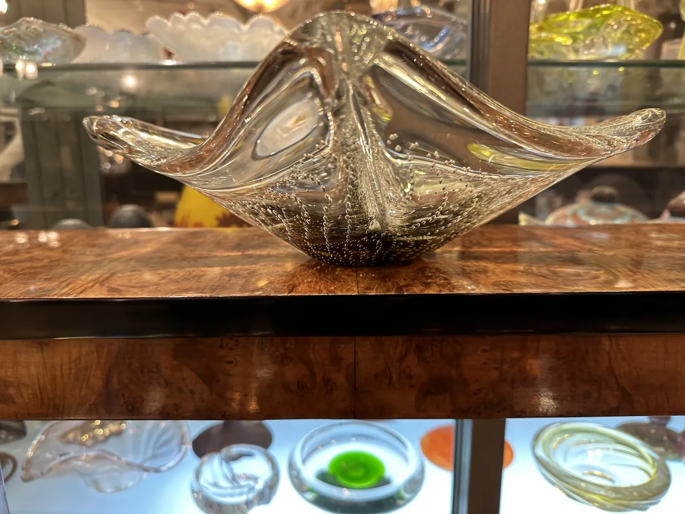 穆拉诺玻璃雕塑，流畅的形状，优雅的环境