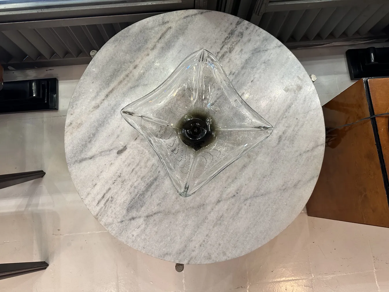 Bol de cristal de Murano au design élégant sur la table