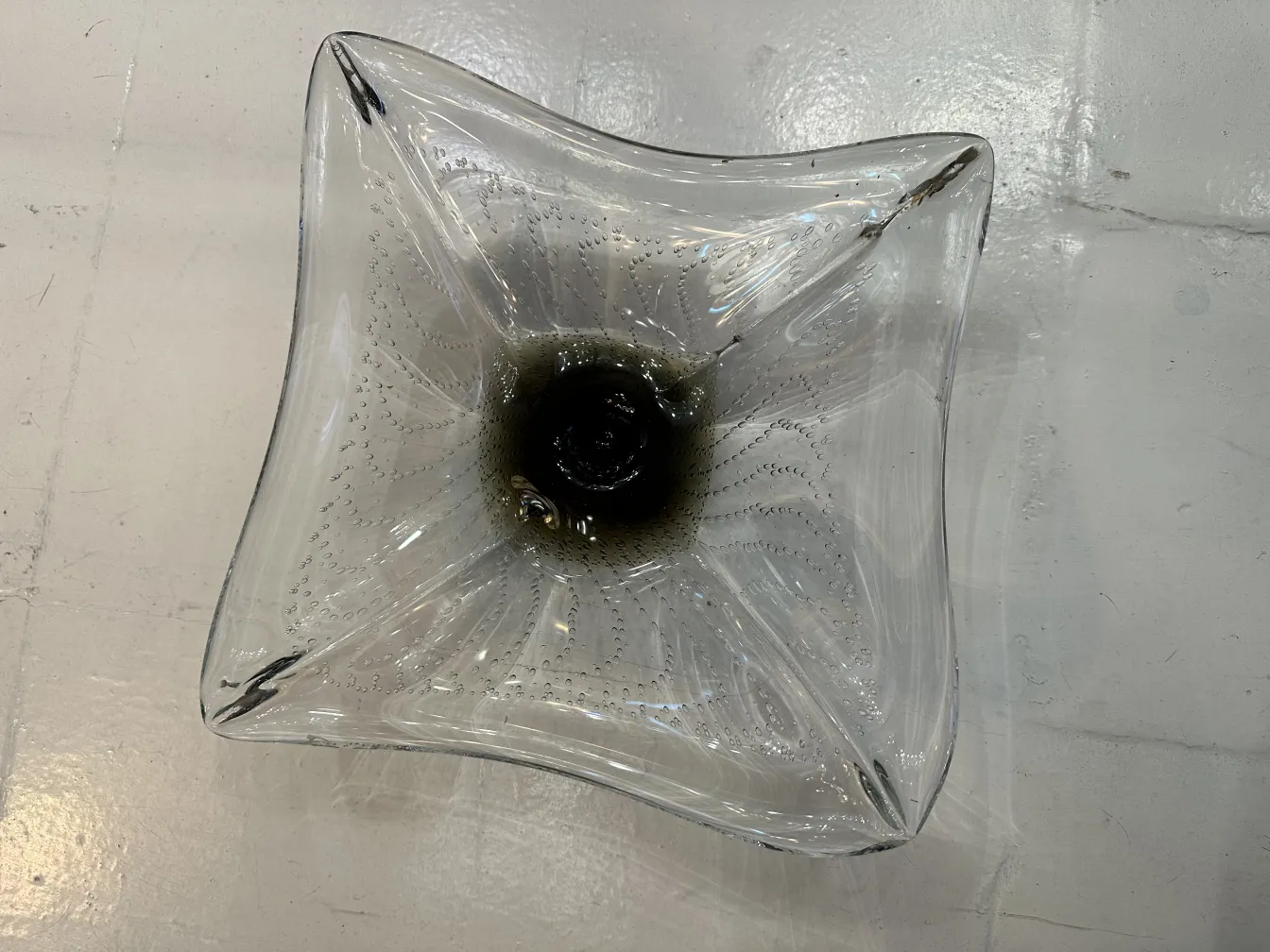 古老的穆拉诺玻璃碗，带有复杂的设计和深色调