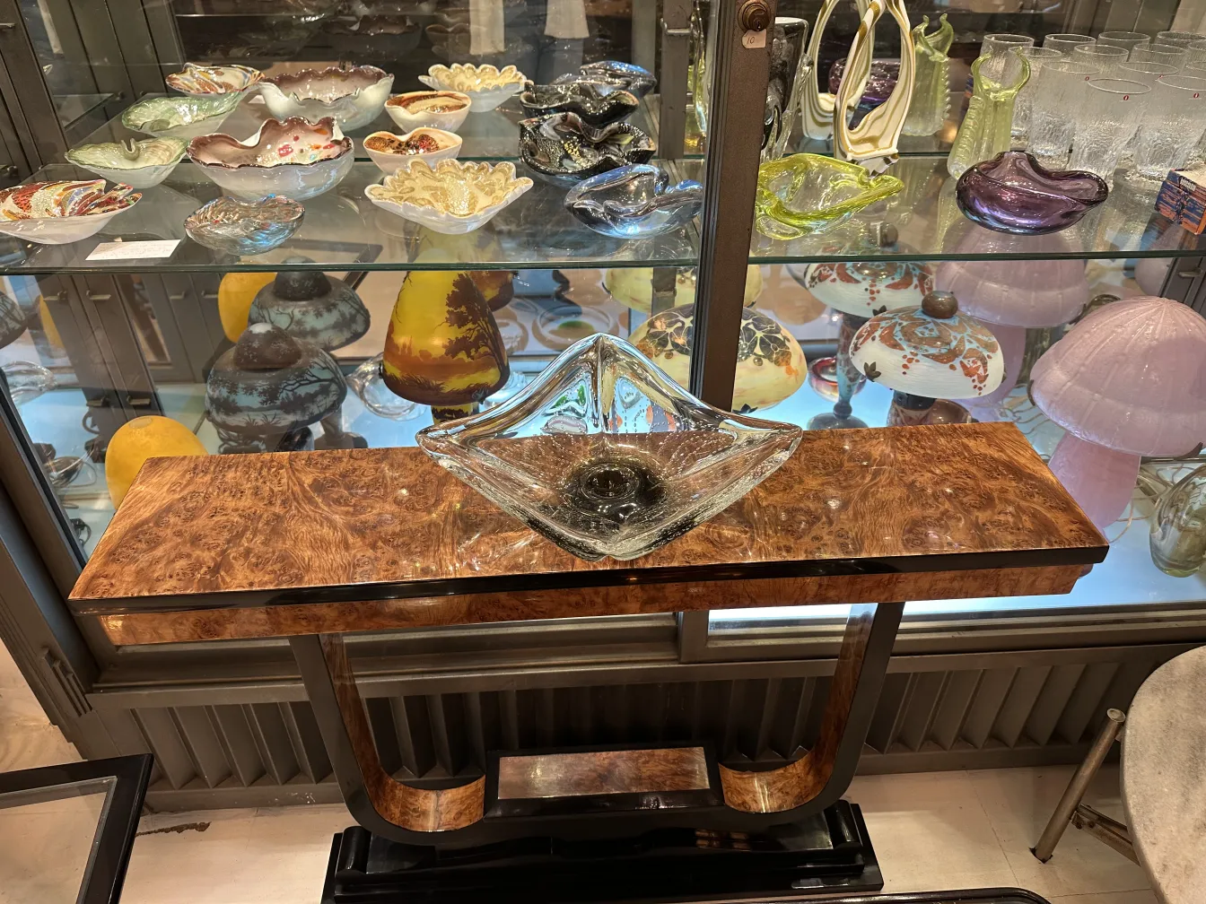 vetro di murano a forma di barca con dettagli intricati