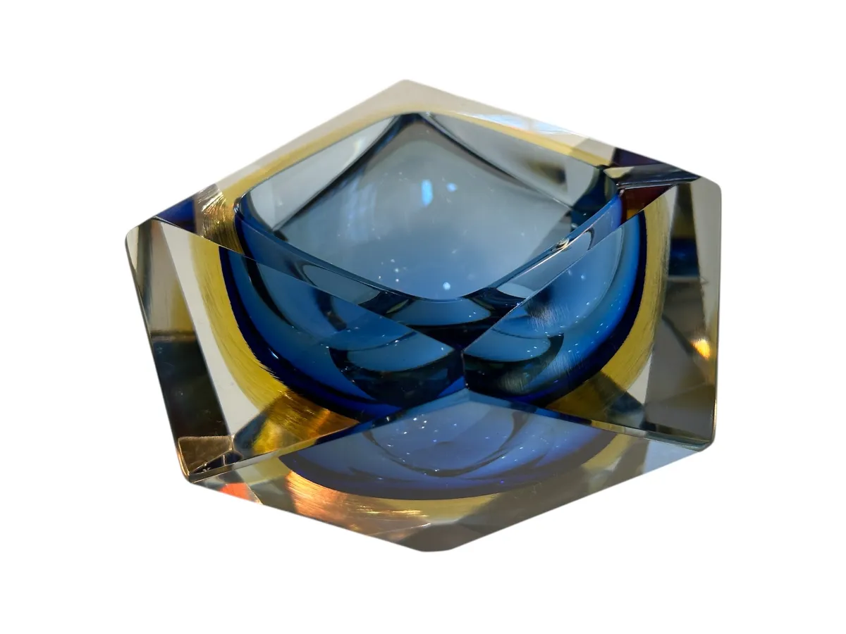 Cristal de Murano ancien avec forme hexagonale et détails bleus.