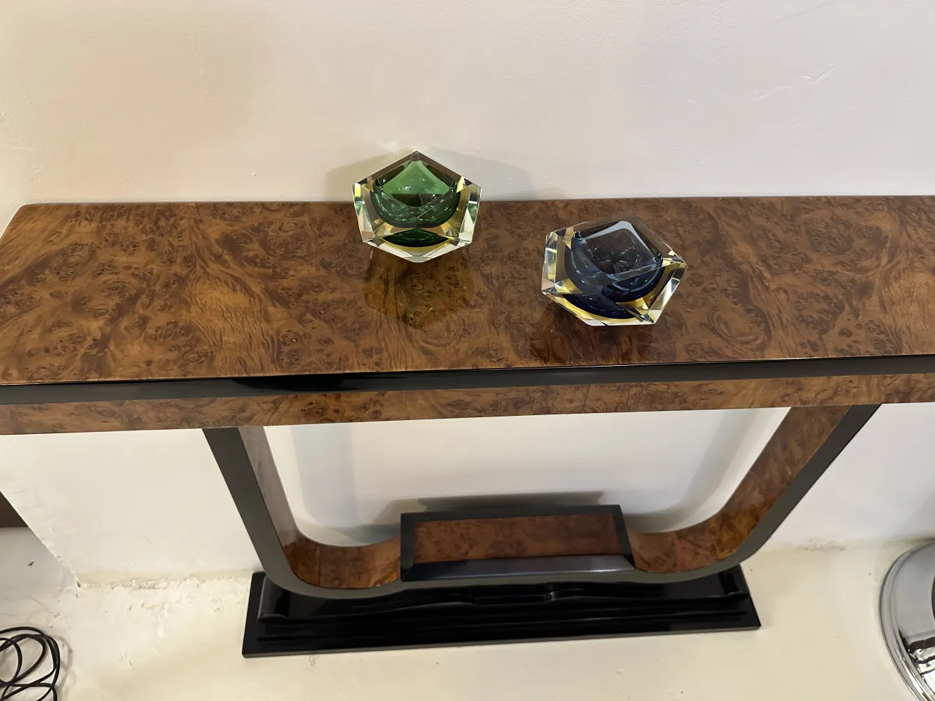 duas peças decorativas antigas de cristal de murano sobre a mesa