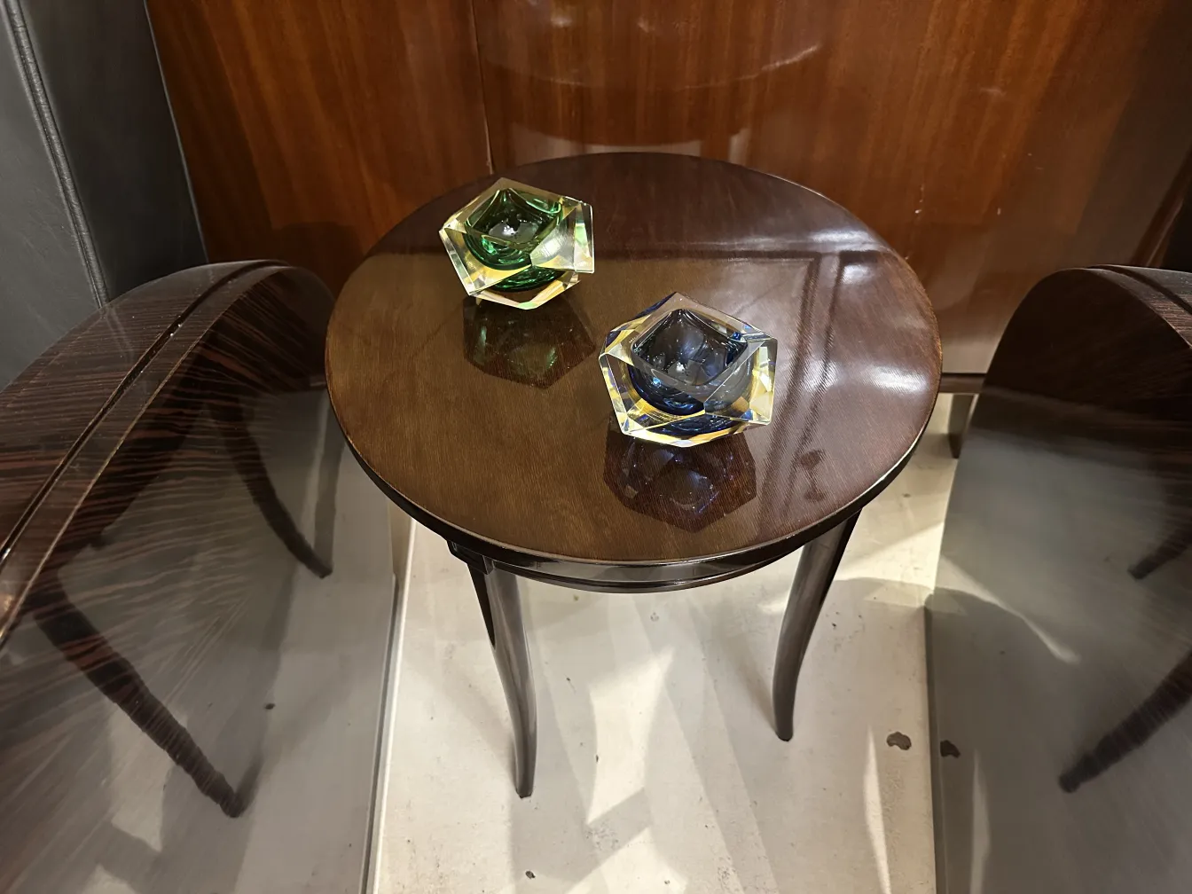 テーブルの上の2つの古いムラーノガラス