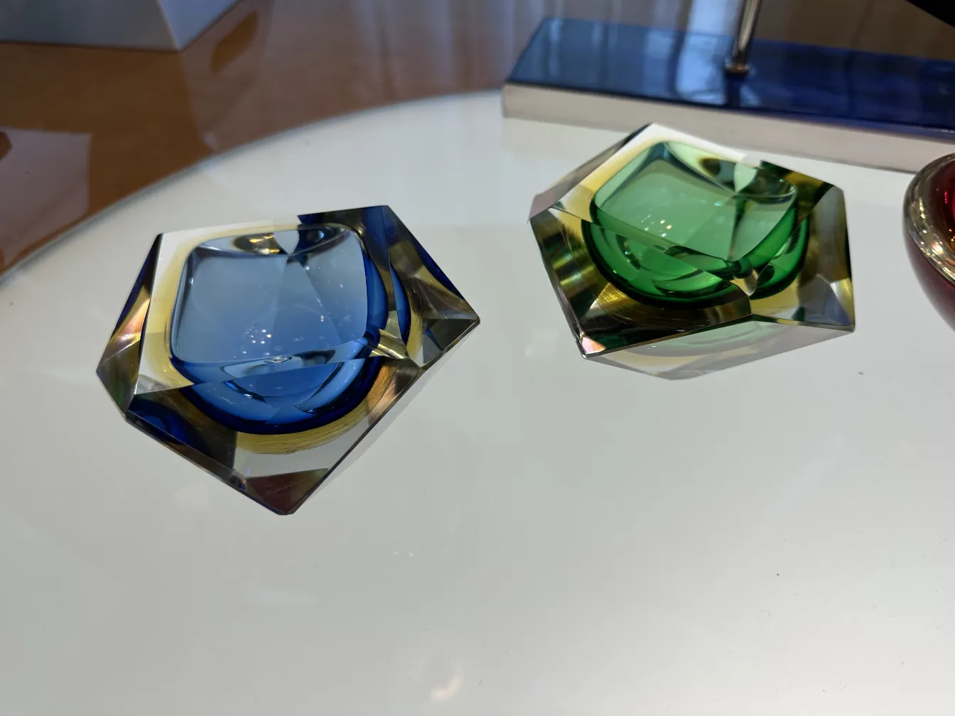 deux pièces décoratives en cristal de murano en bleu et vert