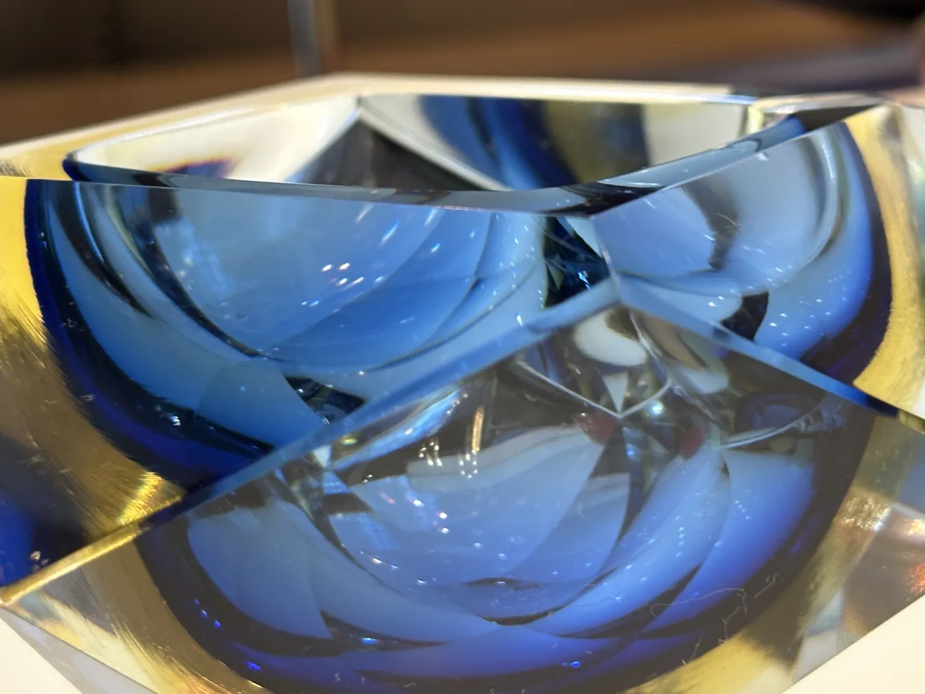 빛을 반사하는 각진 형태의 고대 무라노 유리 파란색.