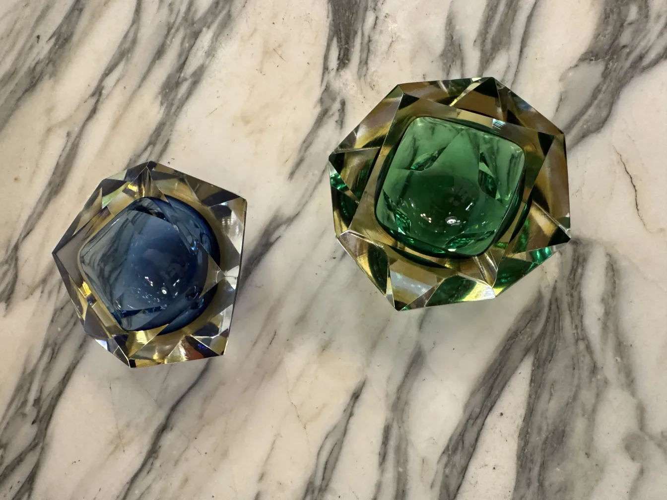 deux pièces de cristal de Murano ancien en bleu et vert