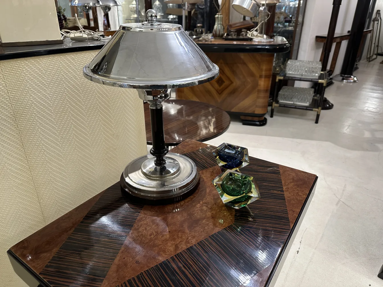 antiker lampenfuß mit dekorativem murano glas