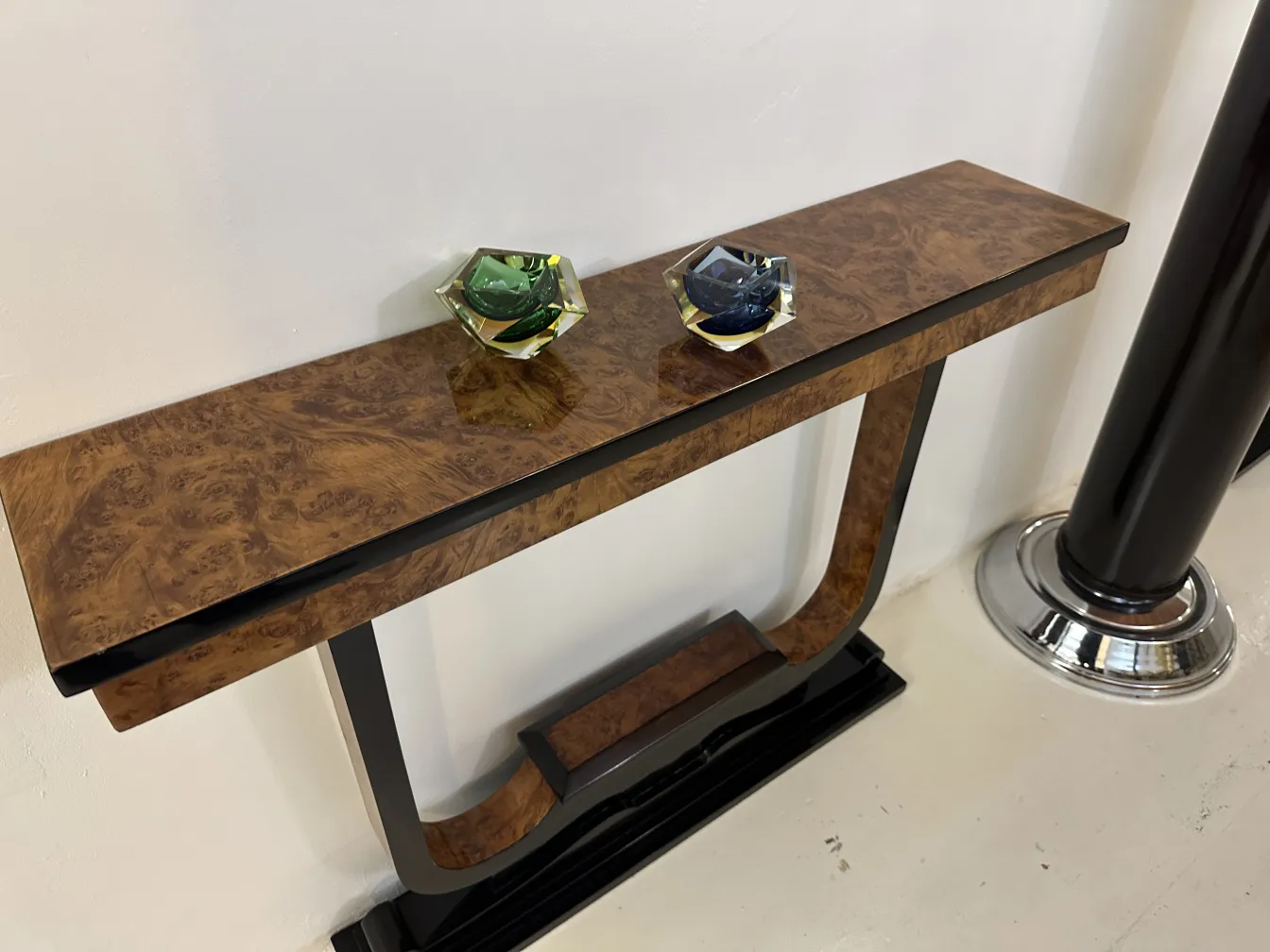 cristal de murano antigo em várias cores sobre uma mesa