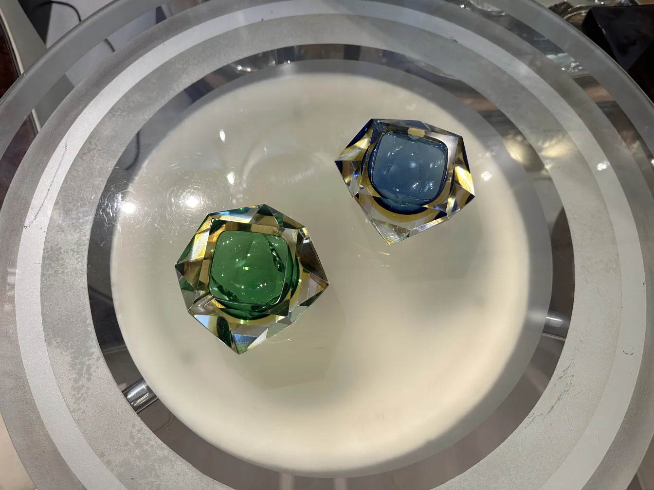 dos antiguos cristales de murano en verde y azul sobre una mesa