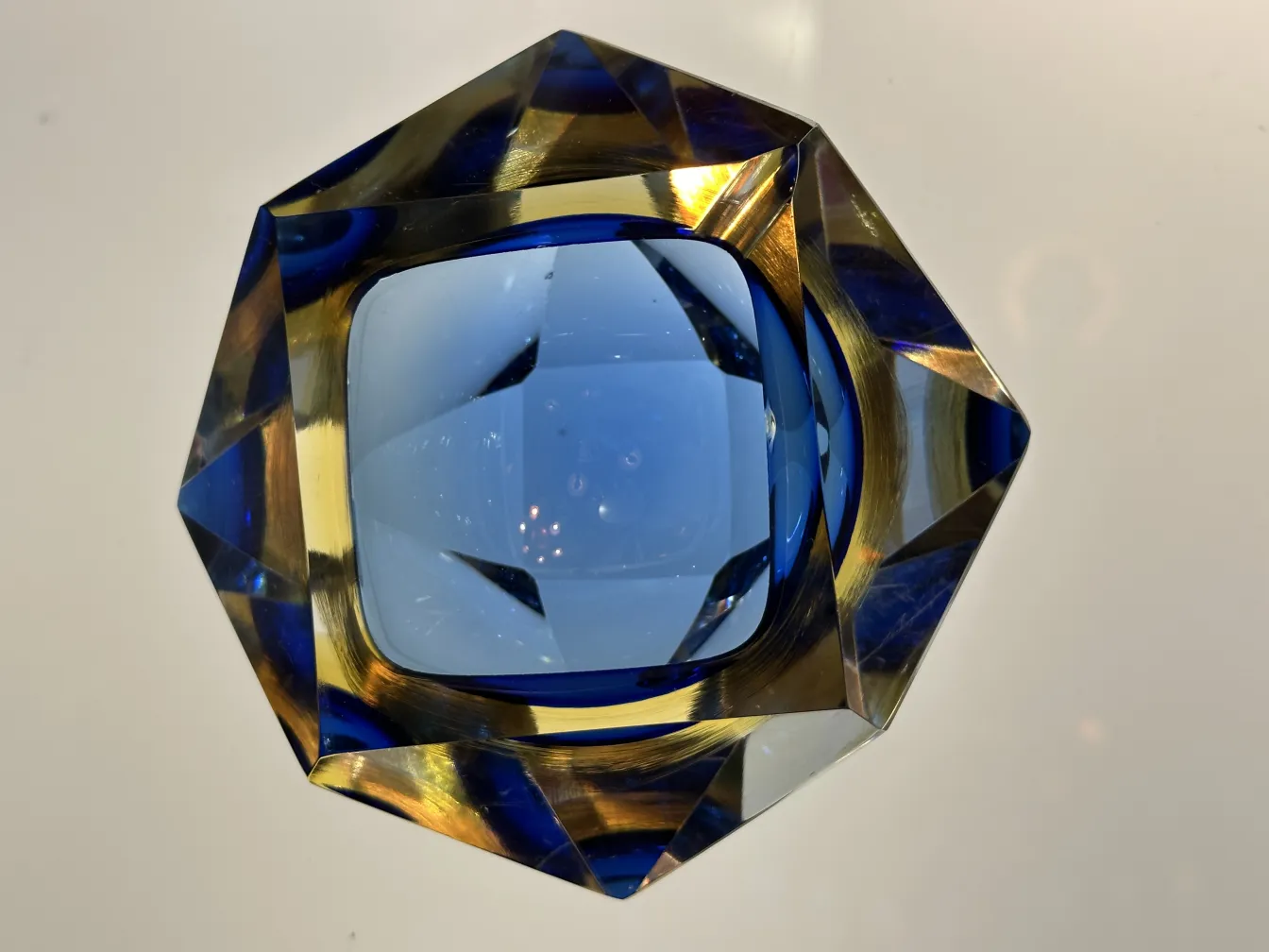 pieza antigua de cristal decorativa en azul y dorado