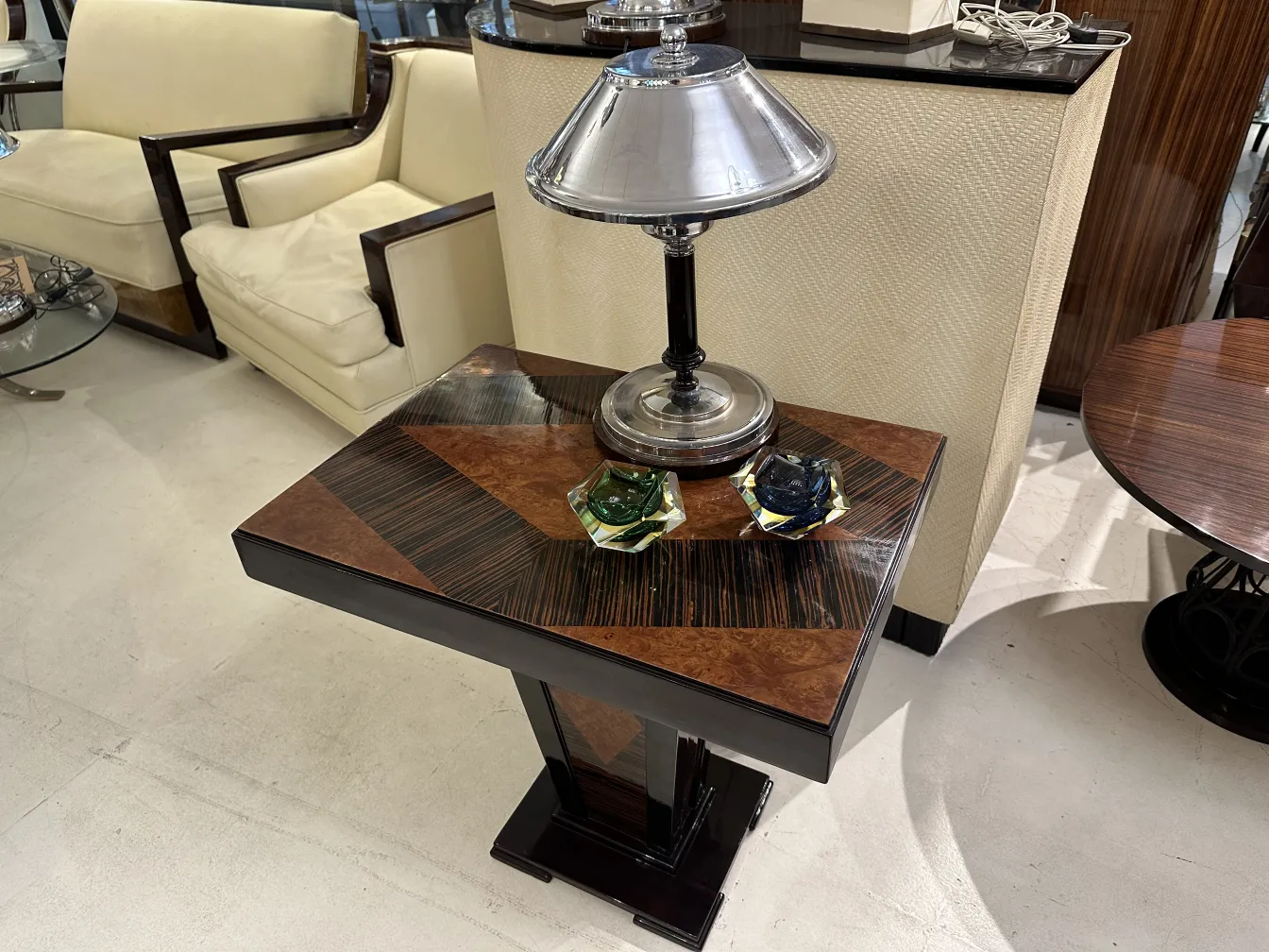 cristal de murano en forme géométrique sur une table