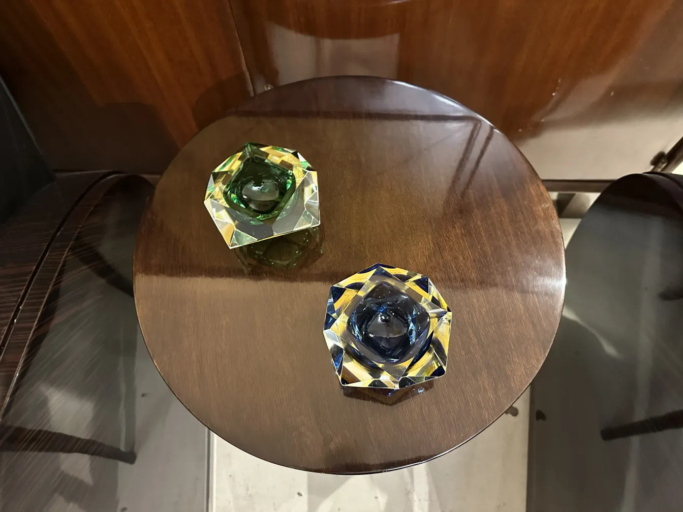 deux pièces décoratives en cristal de Murano sur la table