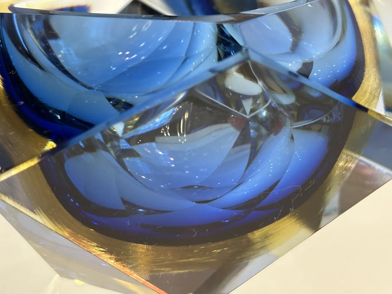 Vetro di Murano antico in tonalità di blu con dettagli visivi unici.