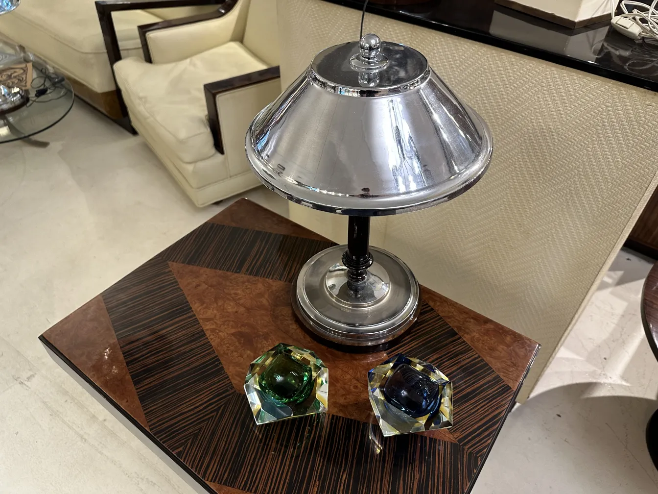 deux cristaux de murano colorés sur la table avec lampe